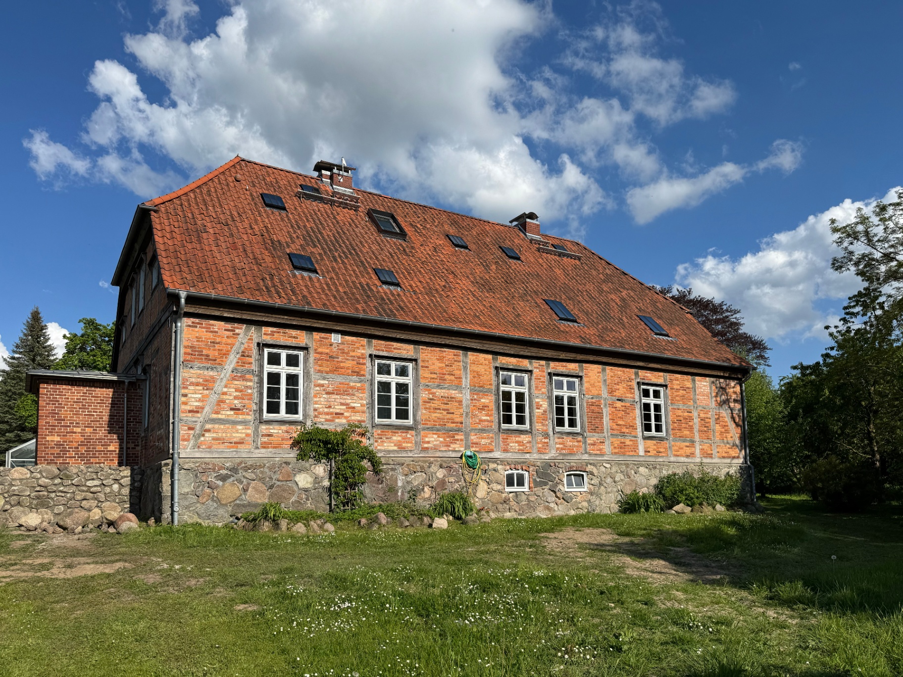 Seitenansicht des denkmalgeschützten Haupthauses mit Fachwerkfassade