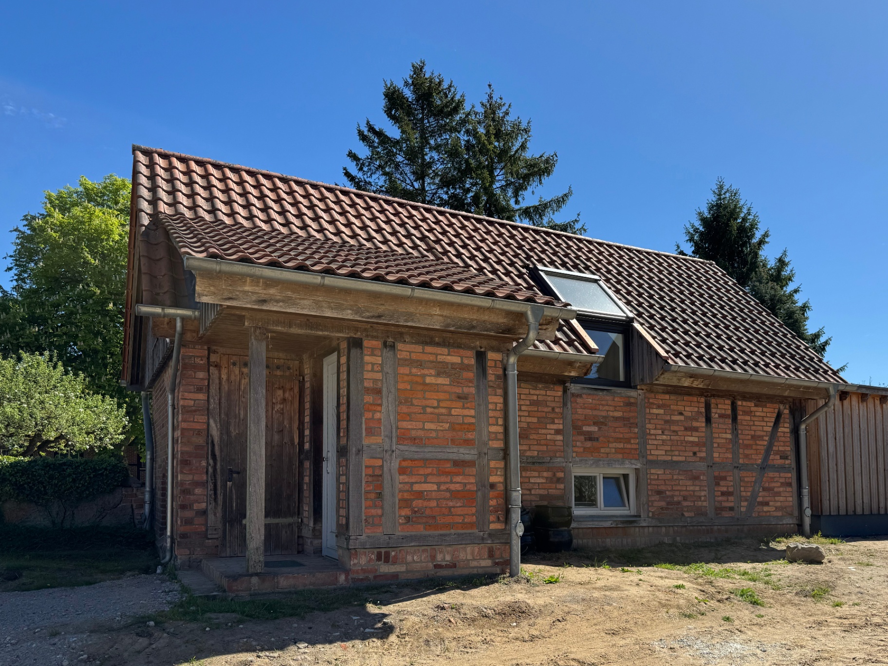 Nebengebäude des Forsthofs mit Fachwerk und Ziegeldach