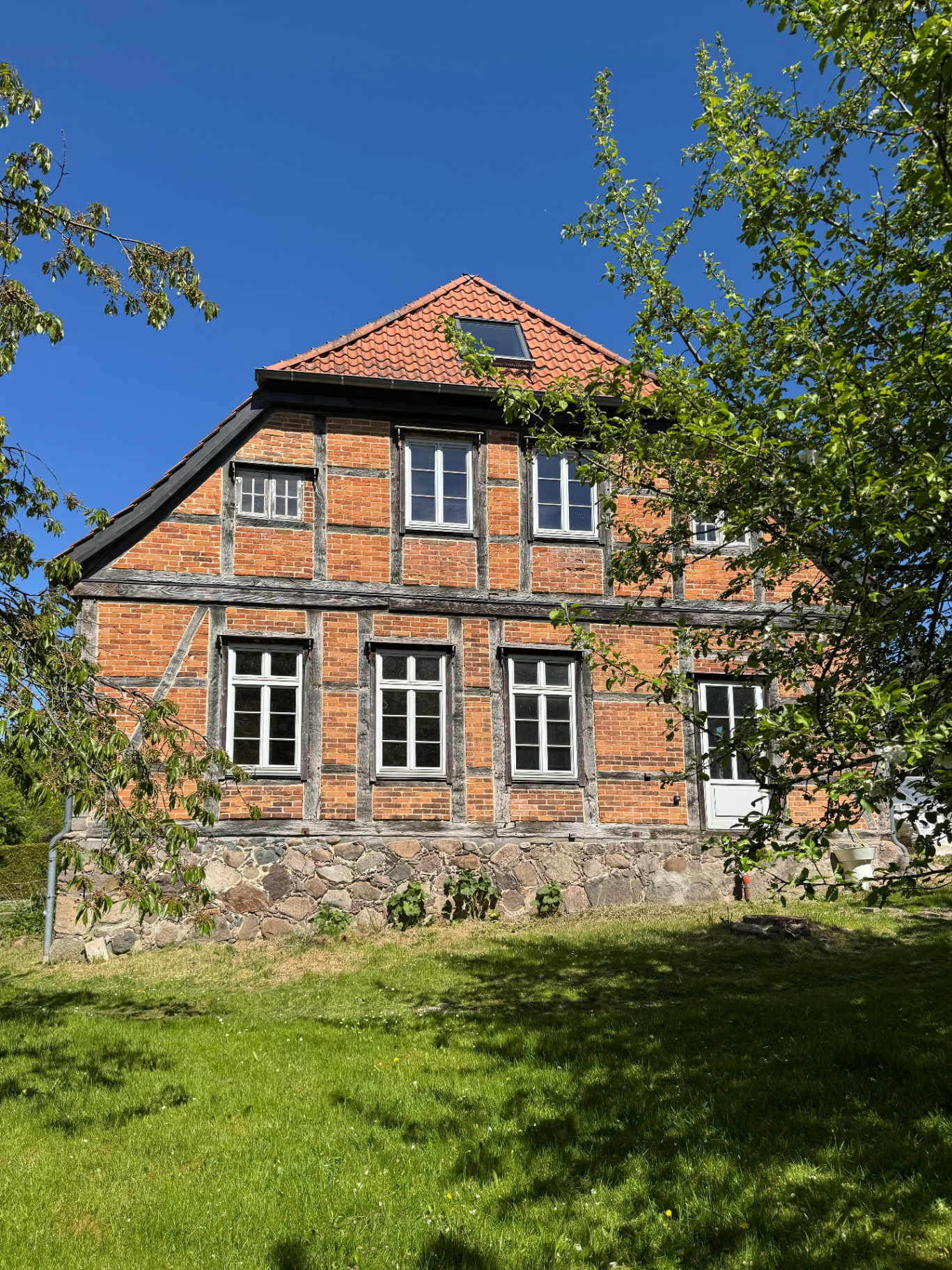 Giebelansicht des Forsthofs im Obstgarten