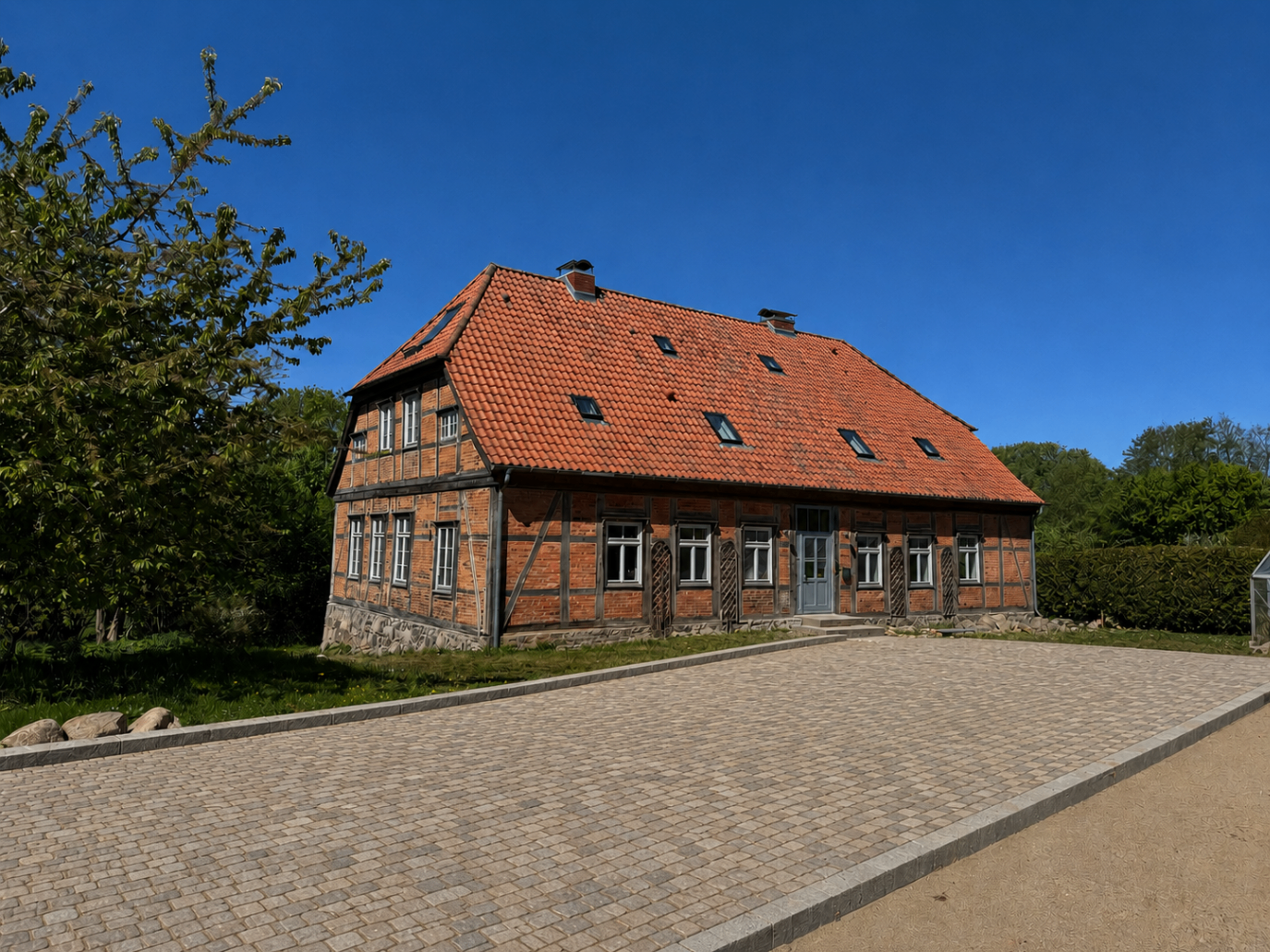 Forsthof Kneese mit gepflasterter Hoffläche und freiem Blick auf das Haupthaus